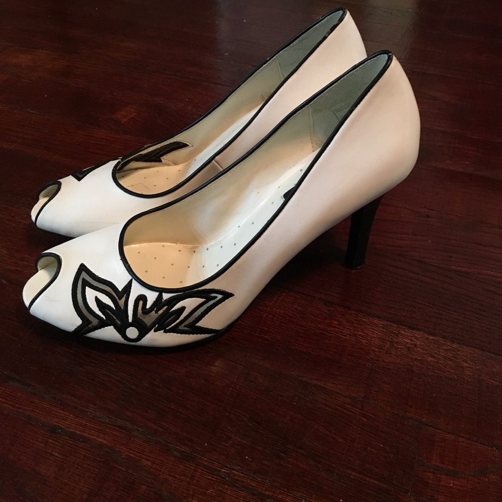 Retro peep toe pumps