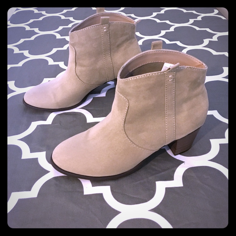 ⚡️1 HR SALE⚡️Faux Suede Booties in Light Beige