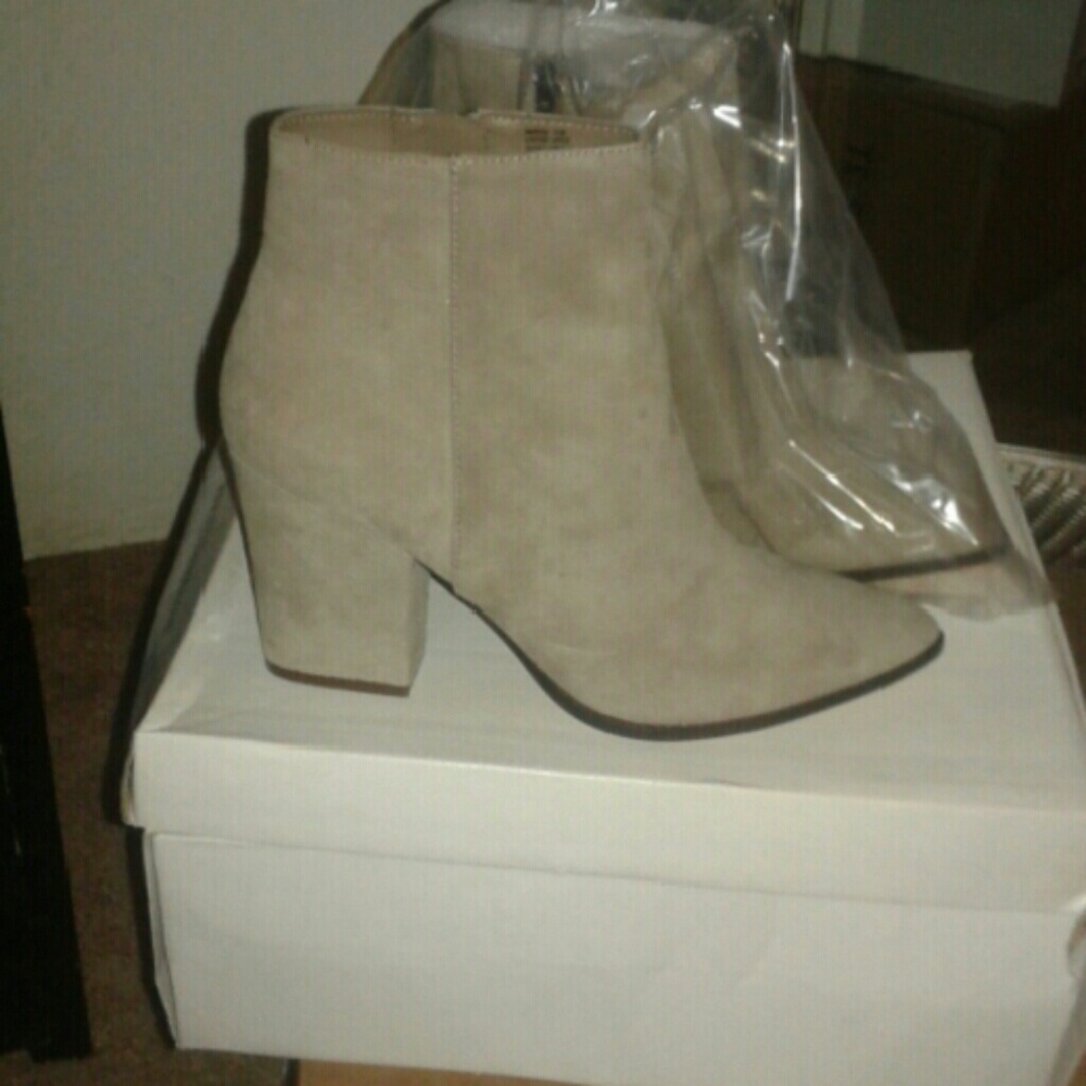 New Steve Madden Taupe booties