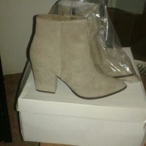New Steve Madden Taupe booties