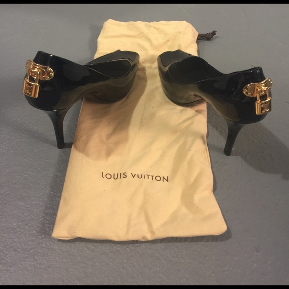 Shoes - Picture 1 of 3