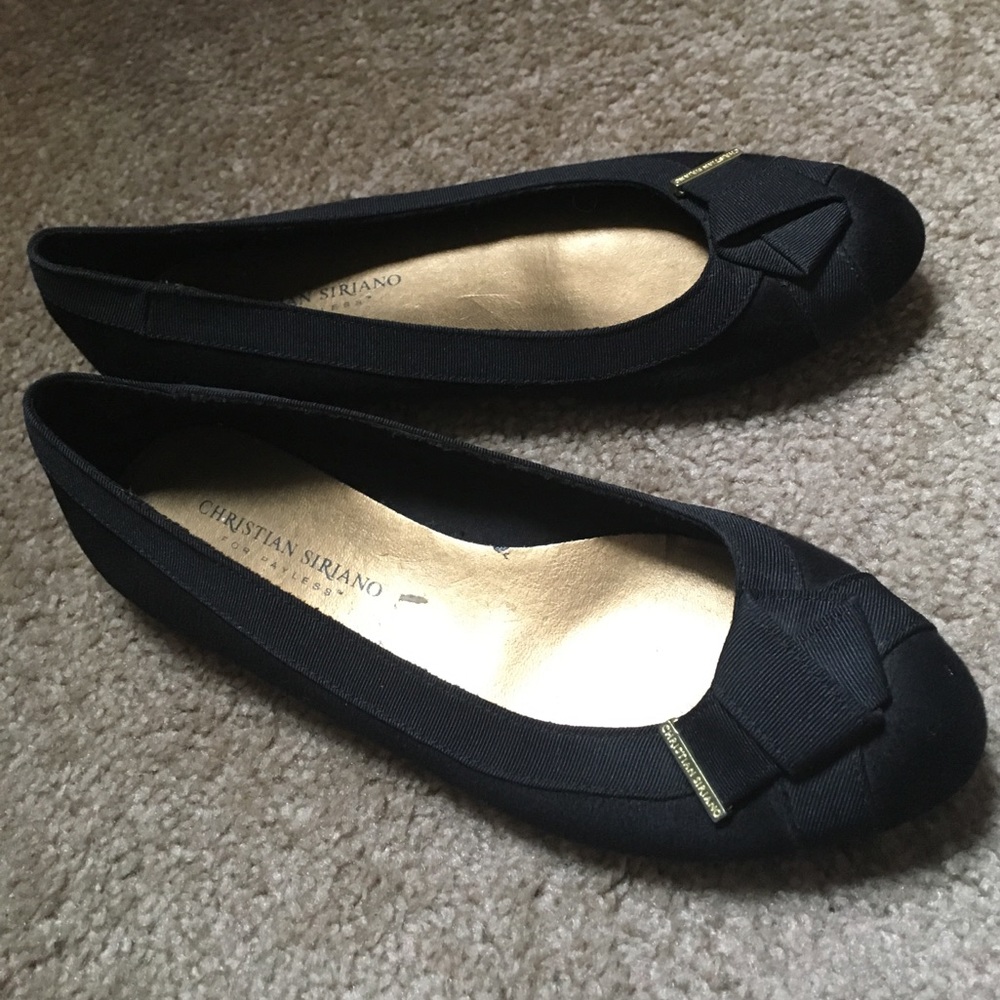 Dressy black flat with modern bow detail