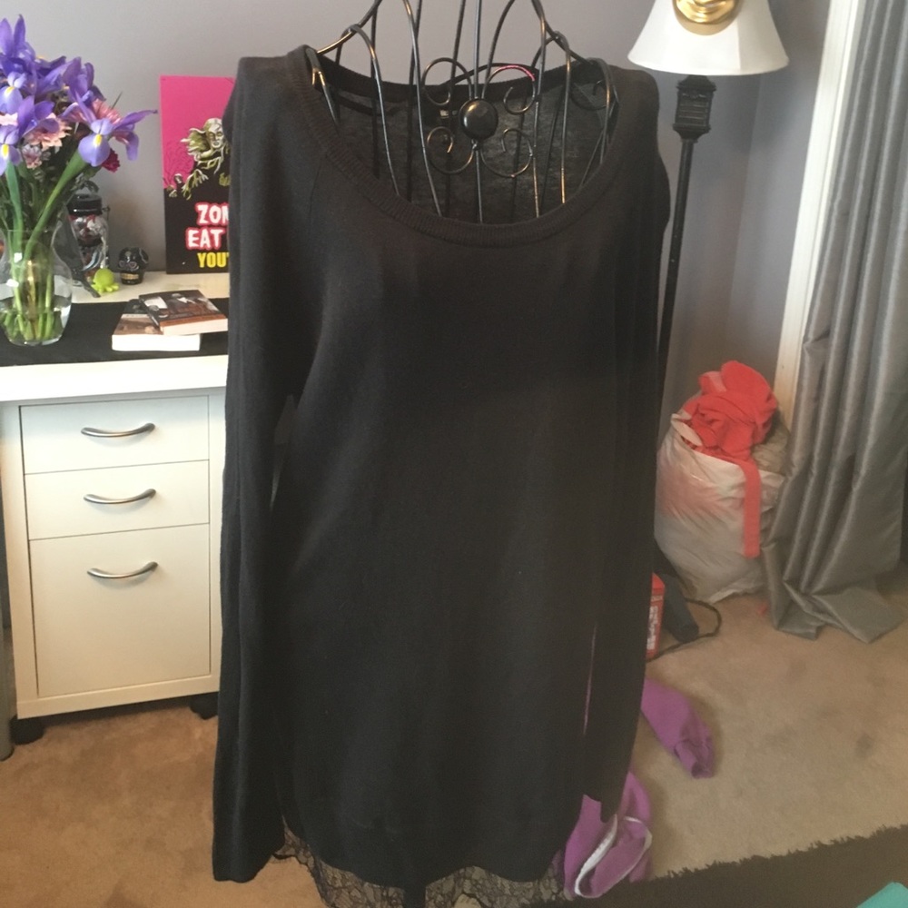 Long sleeve shirt with lace on the bottom