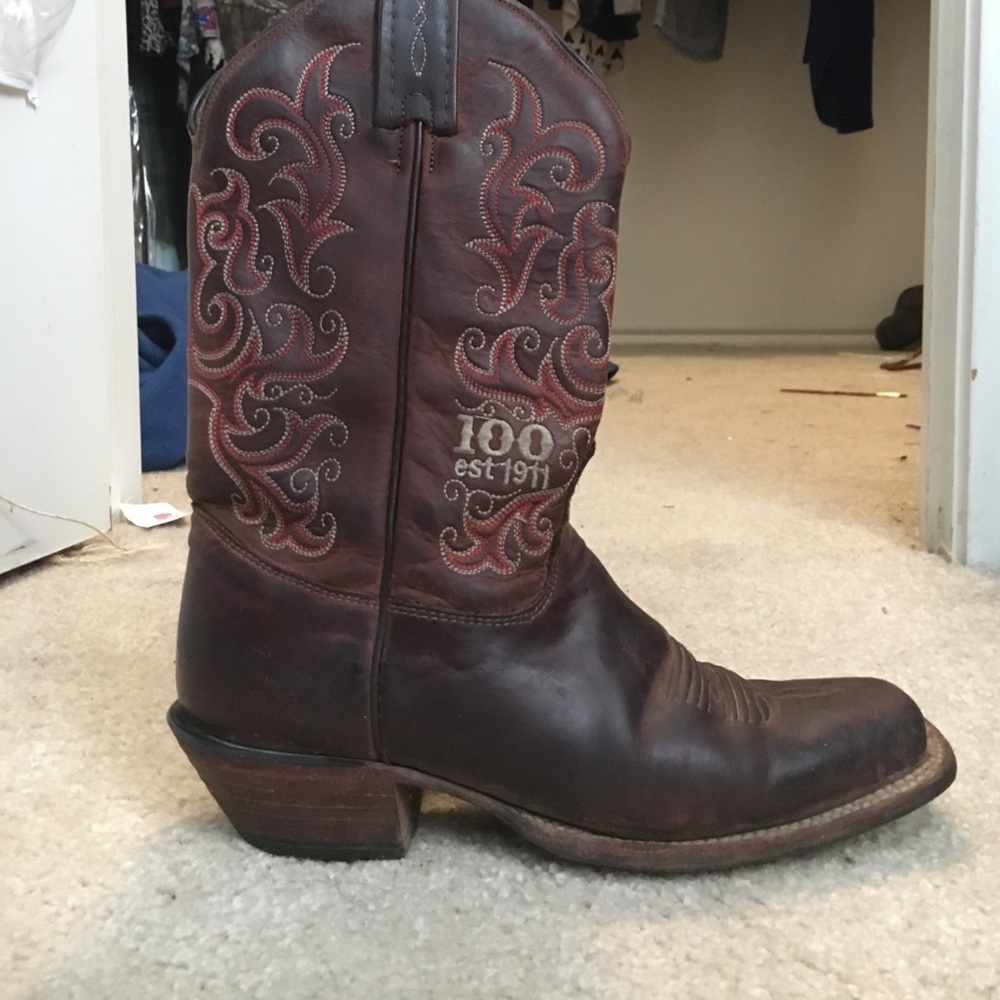 Womens boots. Slightly worn. Good condition