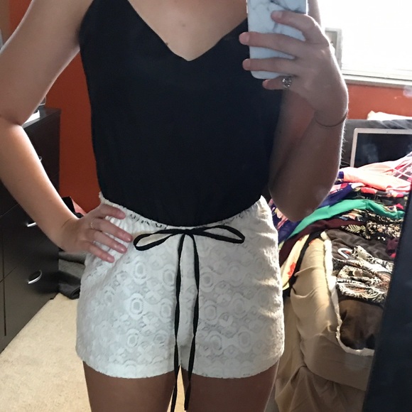 Black and white romper - Picture 3 of 4