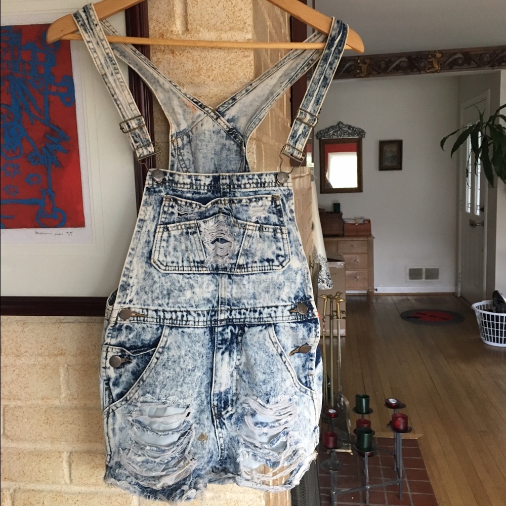 Destroyed acid-wash blue denim short overalls