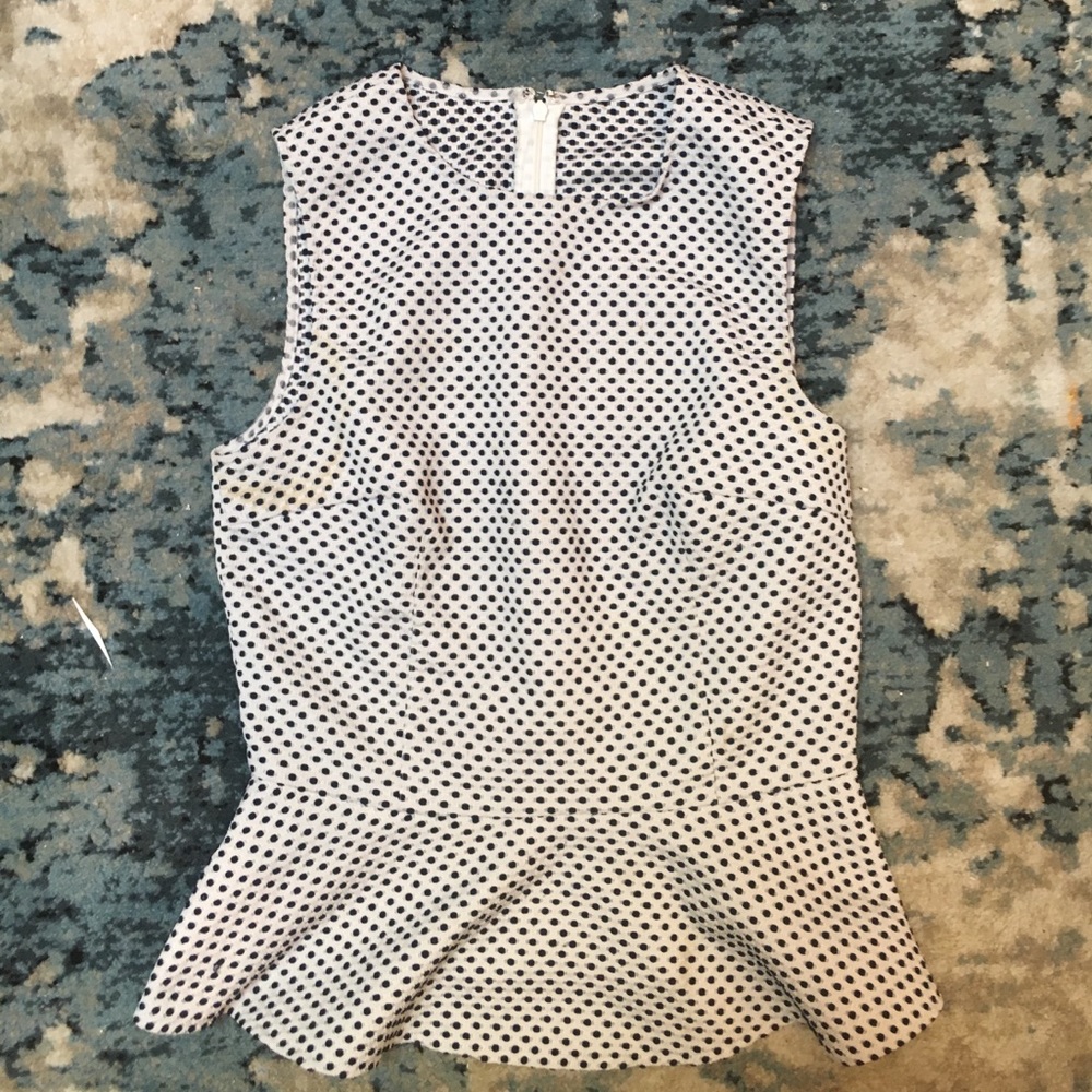 Sleeveless textured stitched polka dot blouse
