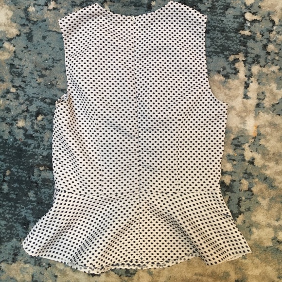 Sleeveless textured stitched polka dot blouse - Picture 2 of 4