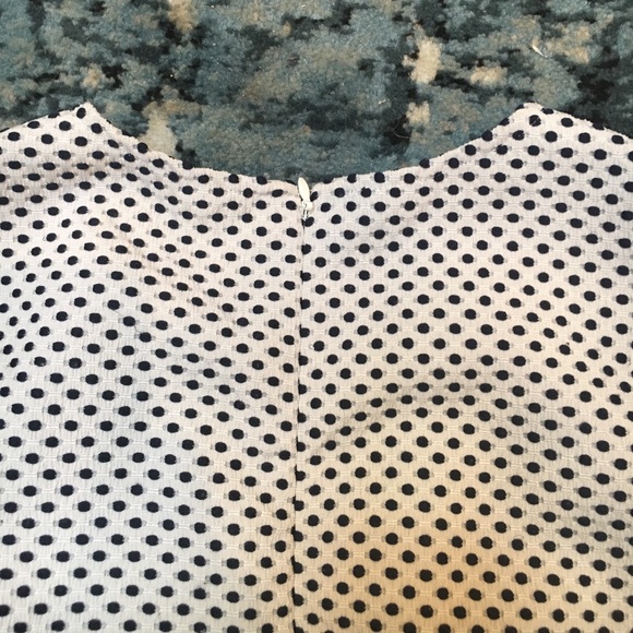 Sleeveless textured stitched polka dot blouse - Picture 3 of 4
