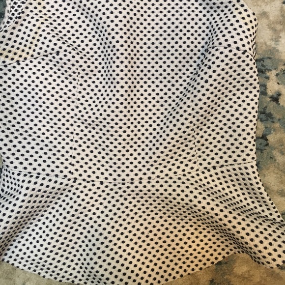 Sleeveless textured stitched polka dot blouse - Picture 4 of 4