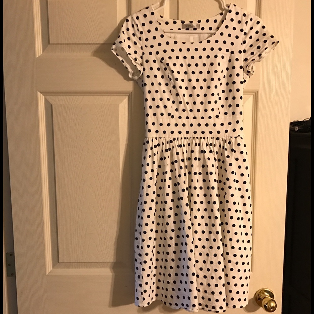 Short-sleeve white dress w/navy blue polka dots