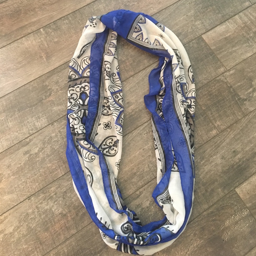Patterned infinity scarf - Picture 3 of 4