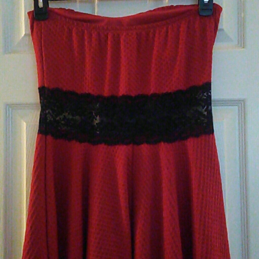 Strapless red dress sheer lace under bust - Picture 3 of 6