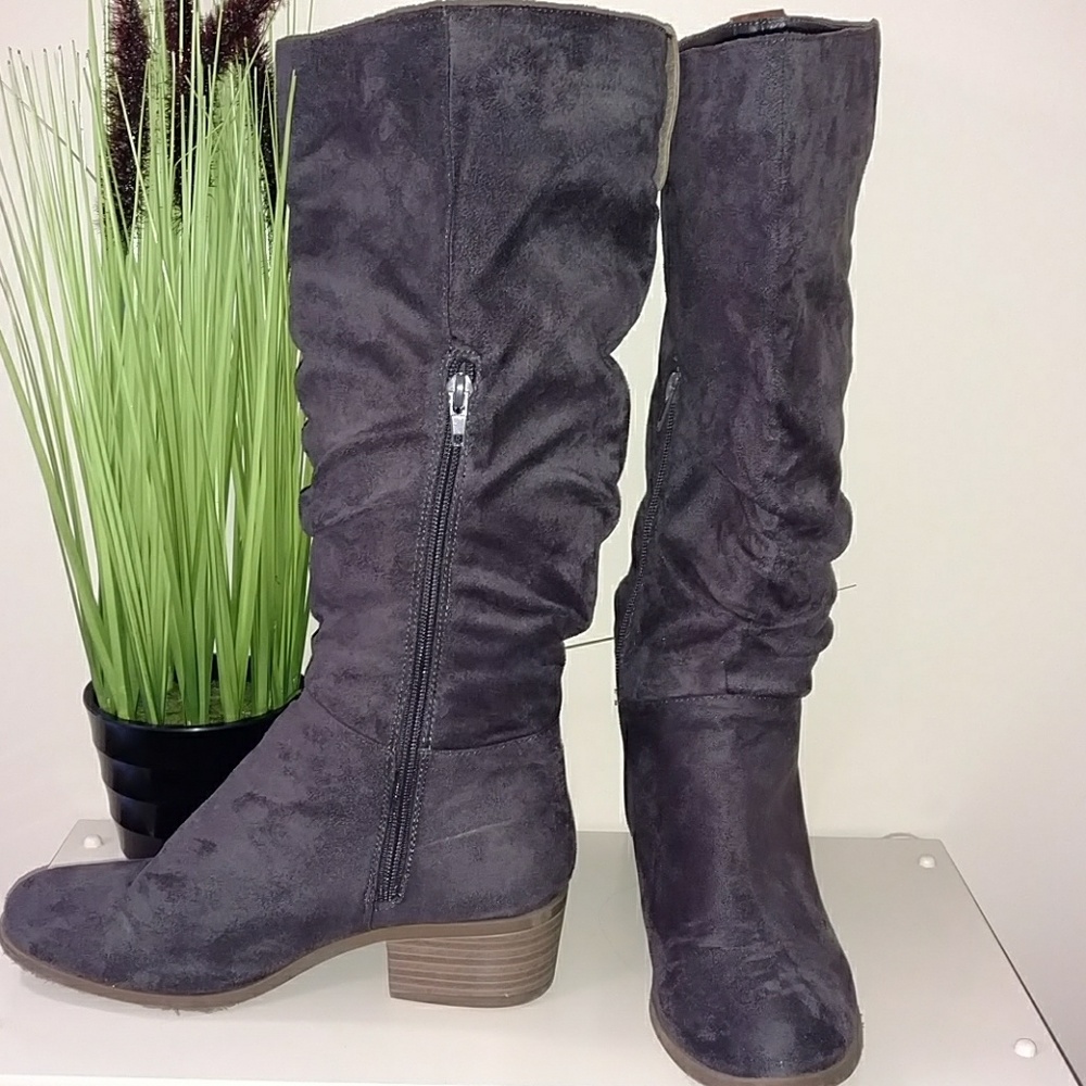 LIKE NEW (CHARLETTE RUSSE) KNEE BOOT