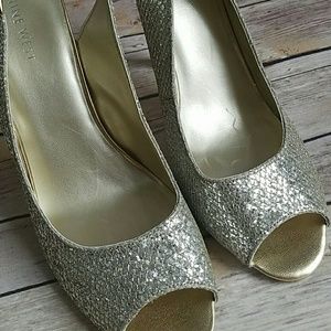 Glamorous Nine West gold sequin heels. NWOT