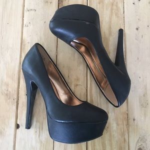 Simple black pumps