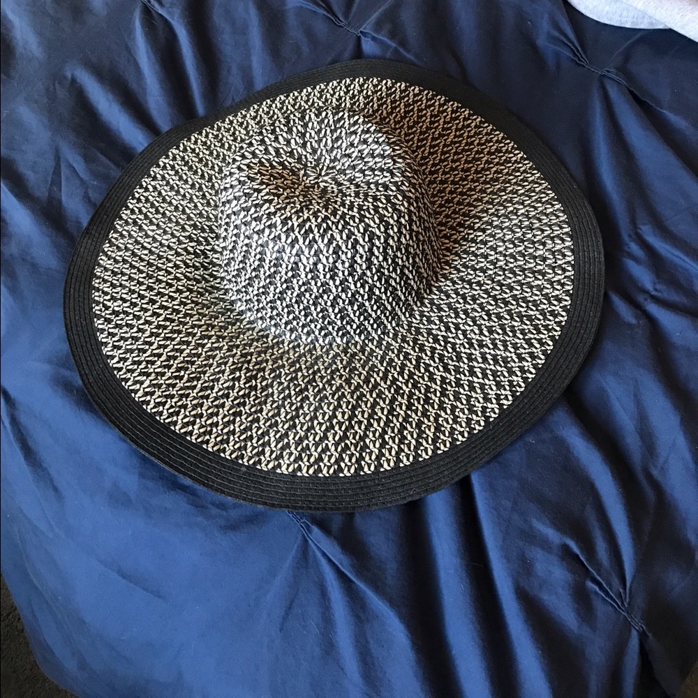 Black and cream floppy beach hat