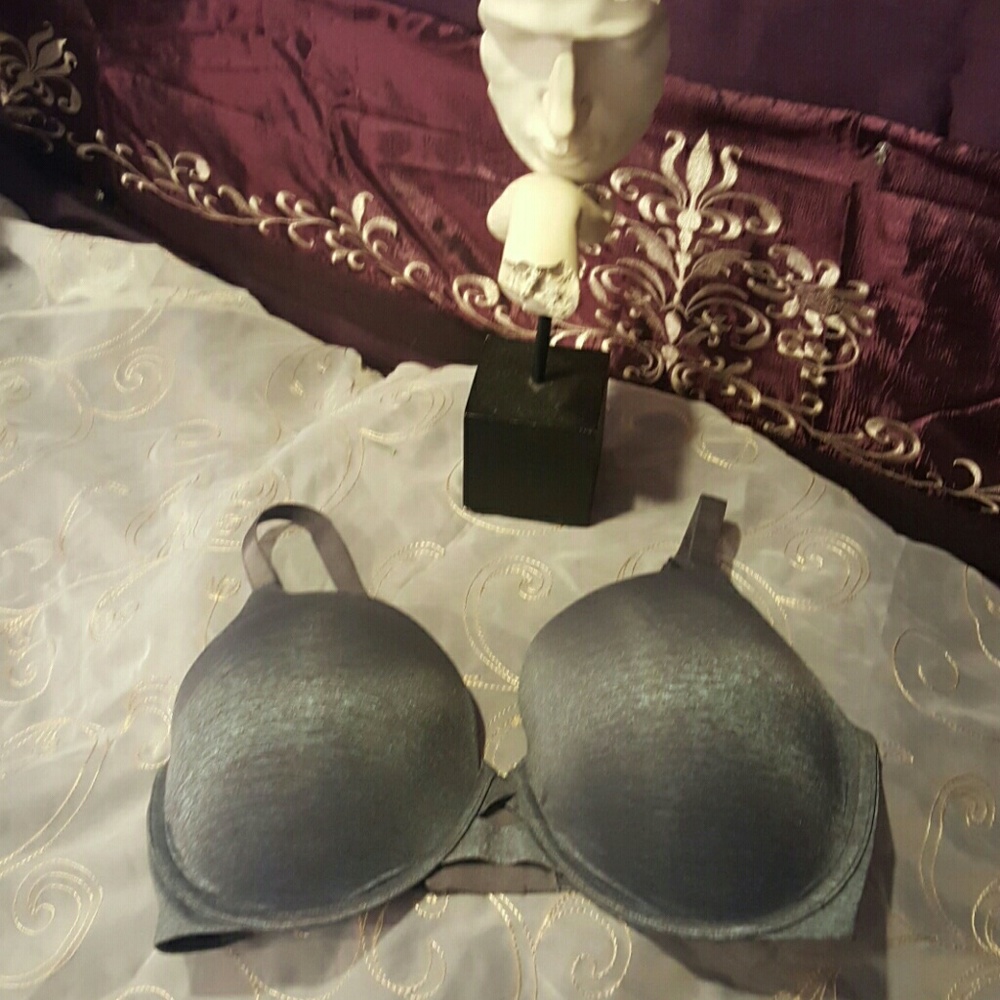 SOLD ON OTHER VENUE!!Victoria Secret t shirt bra
