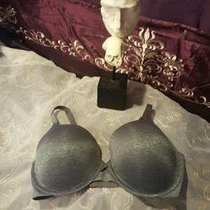 SOLD ON OTHER VENUE!!Victoria Secret t shirt bra