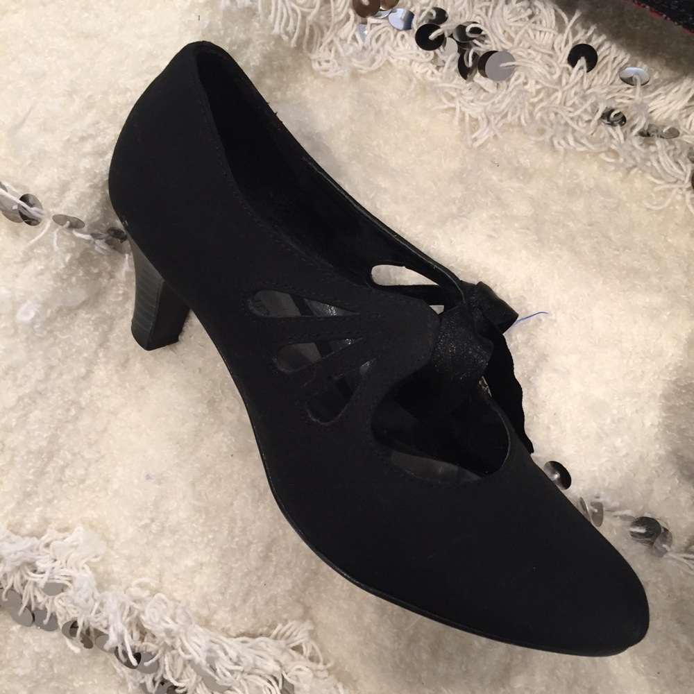 ✨HP • Vintage • Black Mary Jane Saddle Bow Heels • - Picture 2 of 4