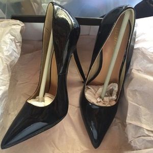 Black pointed pump heels
