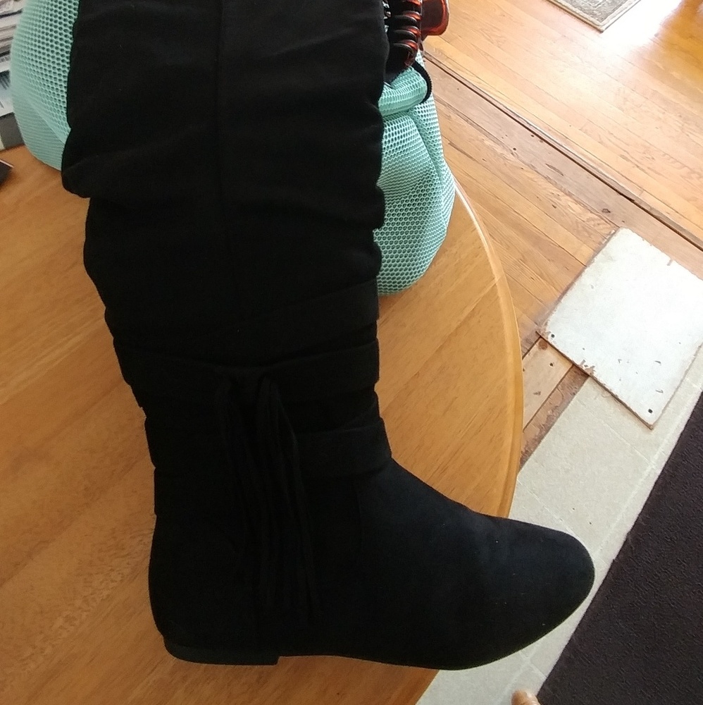 Black flat boots