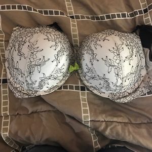 34D Victoria's Secret