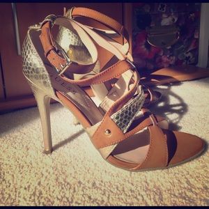 NWT GUESS Gold & brown leather heels