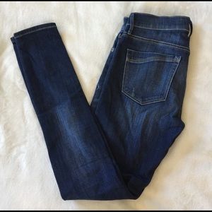 Dark Skinny Jeans With Knee Rips