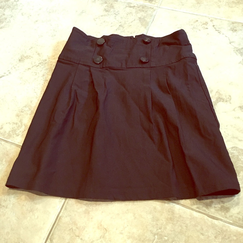 Cute black skirt.