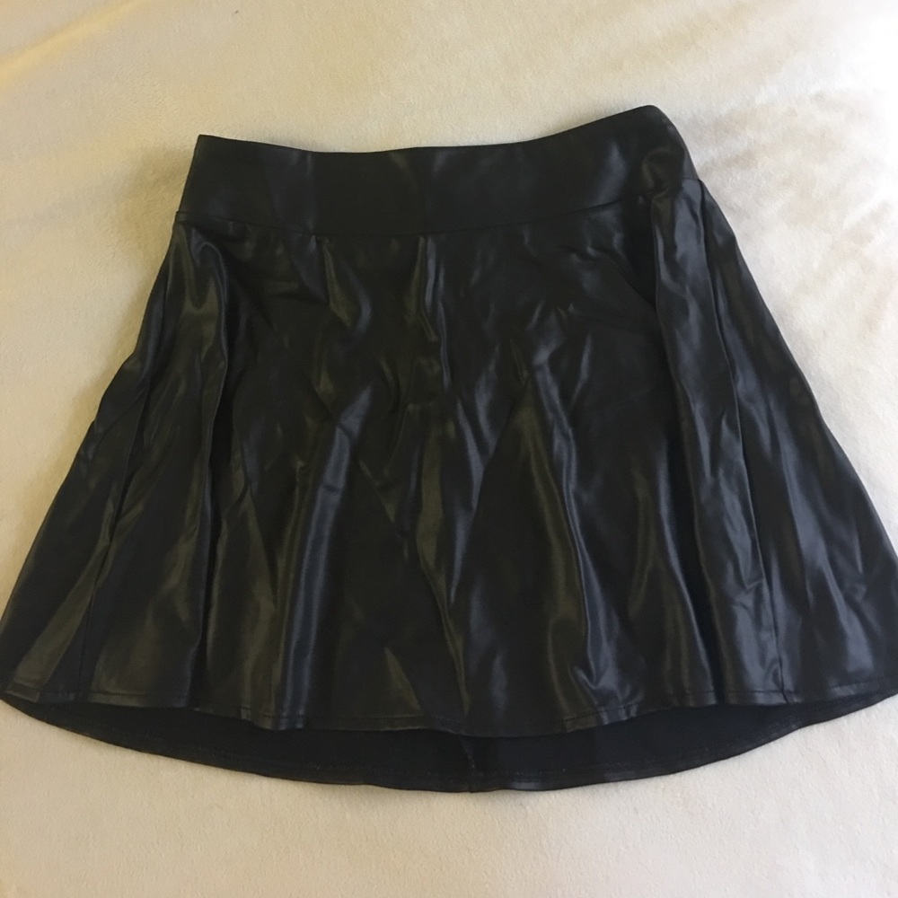 🖤Forever 21 A-line high wasted faux leather skirt