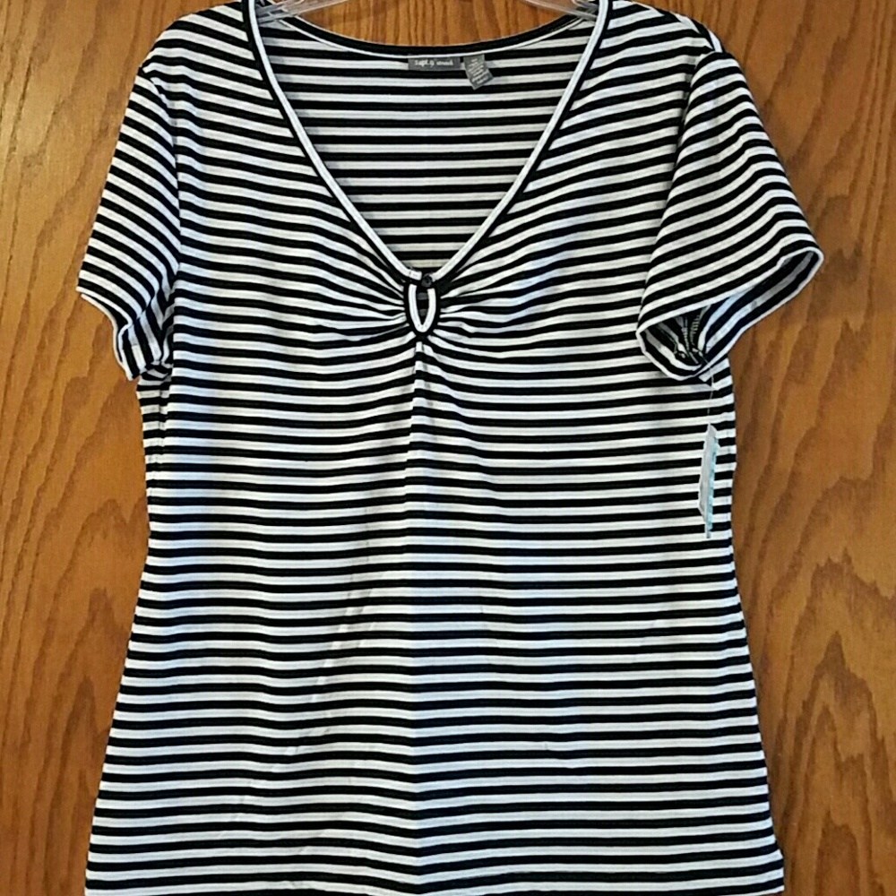 Black and white stripe top,scoop neck,with key hol