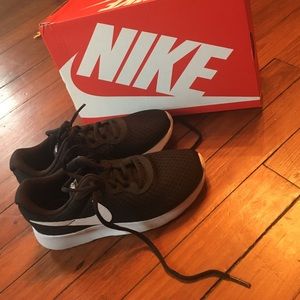 Nike Tanjun Roshe Sneaker Worm twice