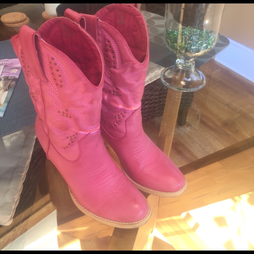 Very volatile boots