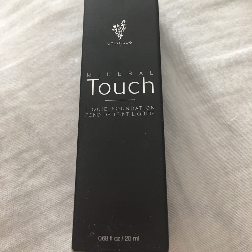 Younique mineral touch foundation in organza