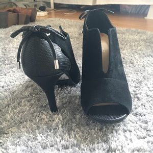 Size 7 Nine West peep toe booties