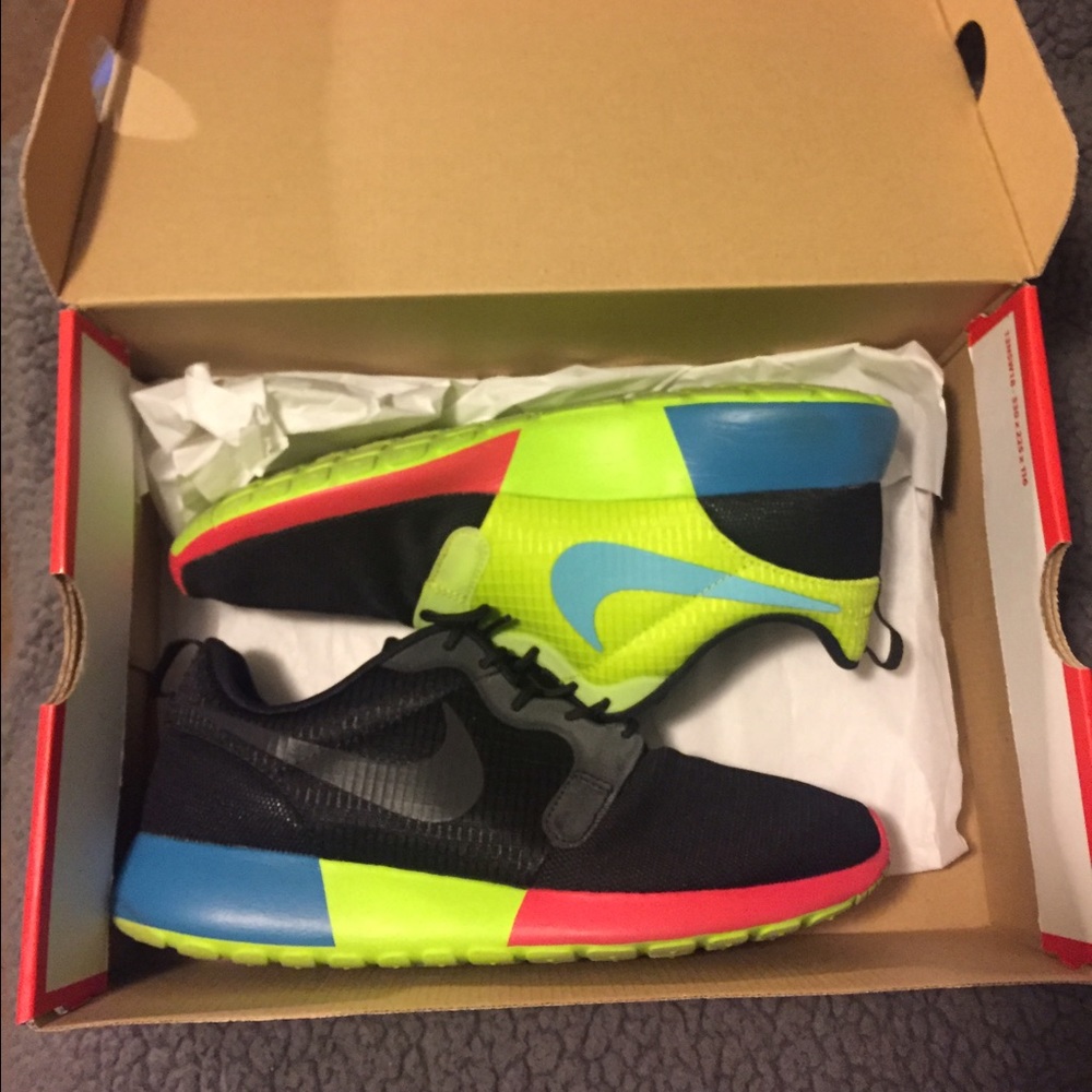 Nike Roshes Sz 9!
