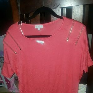 Guess- zip tee