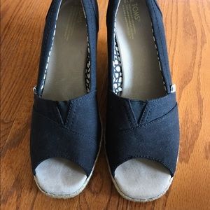 TOMS size 10 heels