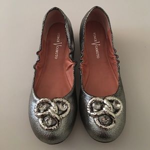 ✨NIB ✨ VINCE CAMUTO Silver metallic jeweled flats