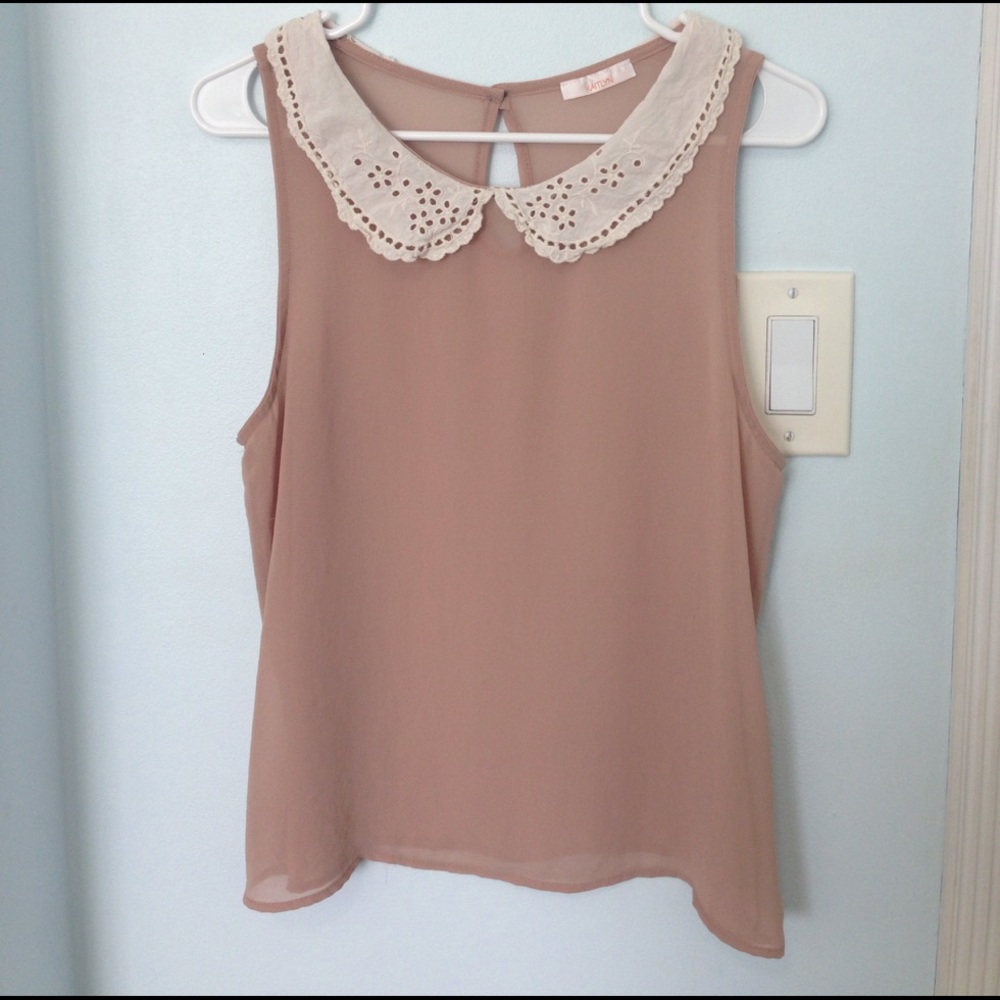 Sleeveless blouse with lace colar