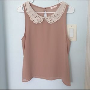 Sleeveless blouse with lace colar