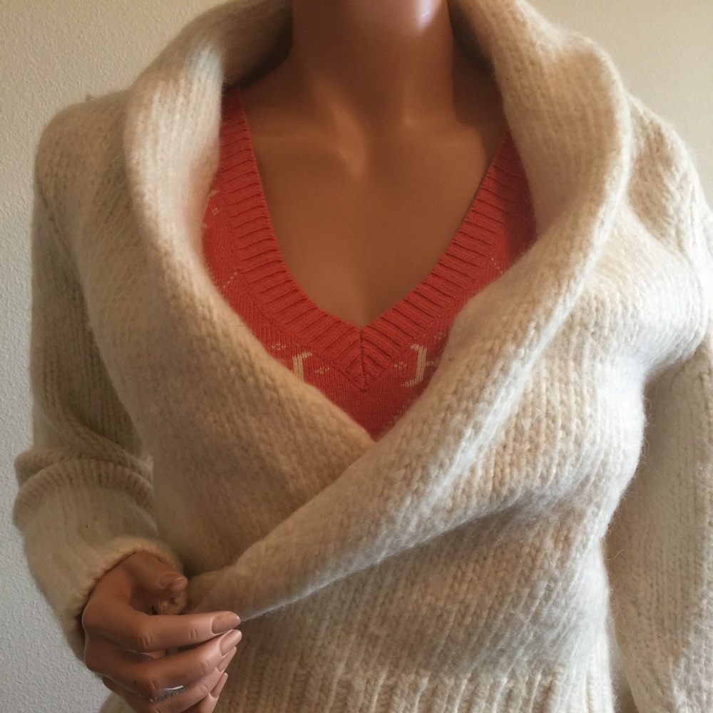 🤡RESERVED 4KMSULLVN 🤡 Thick white sweater.