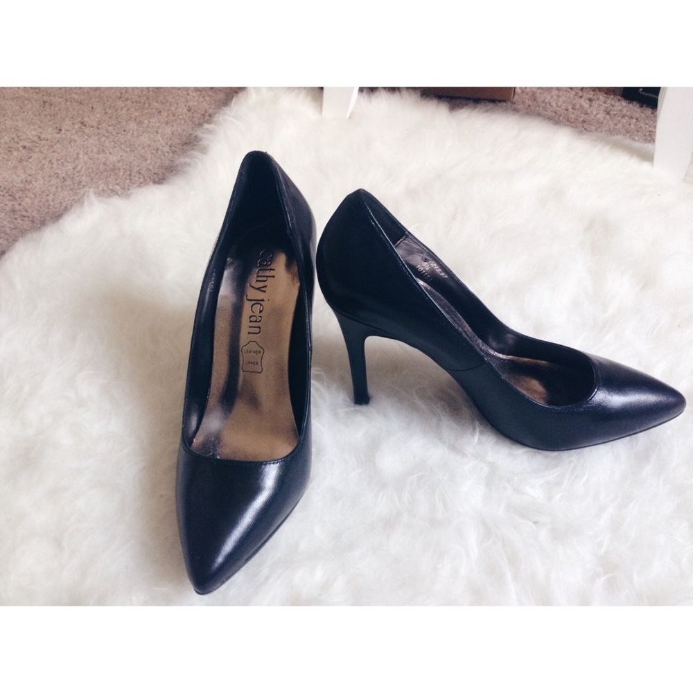 Cathy Jean black leather pointed toe pumps