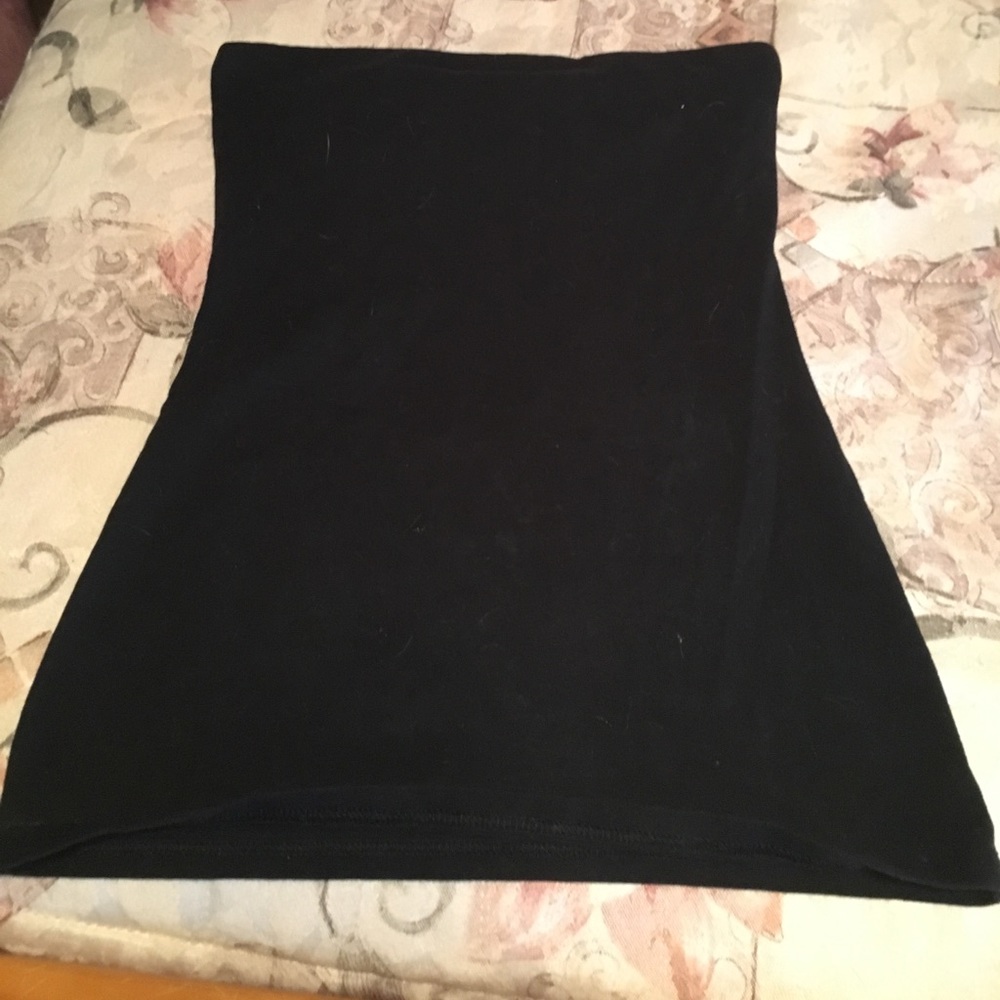 Black strapless top . Does have a built in bra ❤