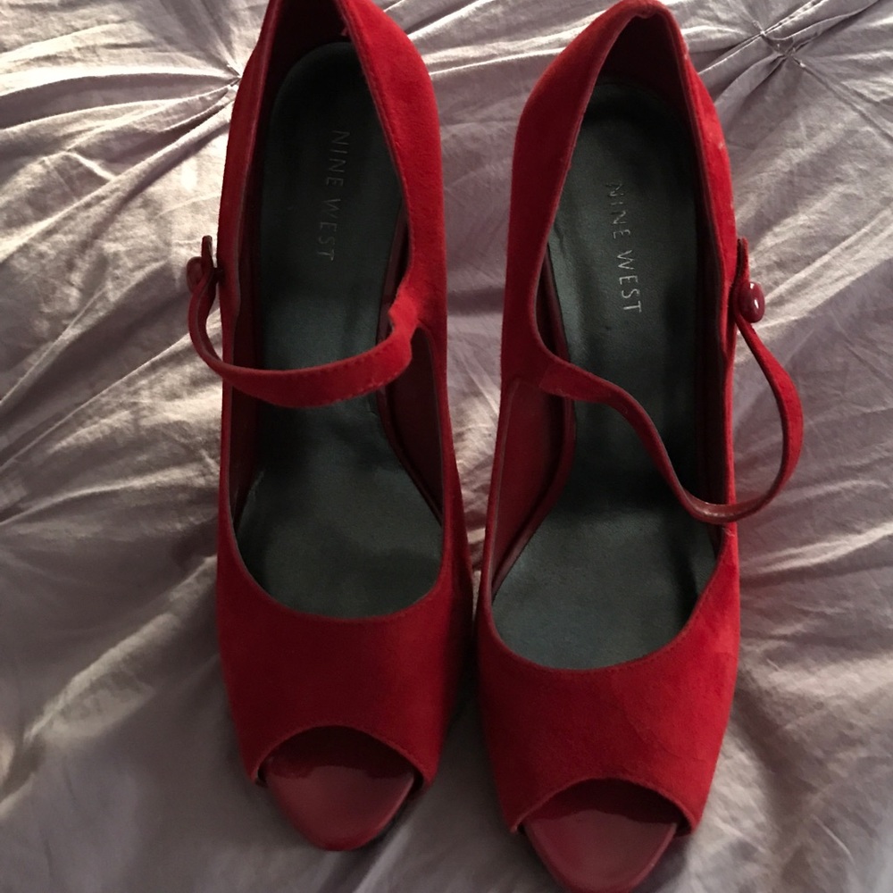Suede peep toe Mary Jane pumps. 👠