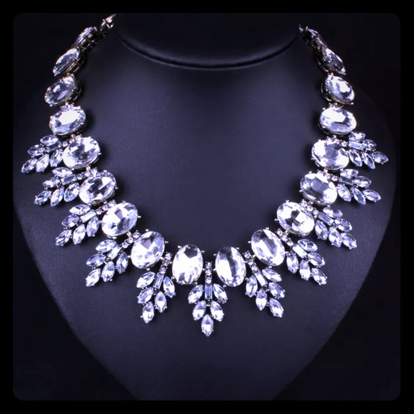 New Clear Crystal Statement Leaf Necklace Gold - Picture 3 of 3