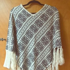 ✨FLASH SALE ⚡️✨NWOT Bohemian Fringe Poncho Sweater