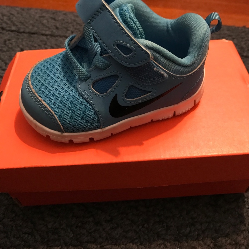Size 4 Nike Free 5 in Blue