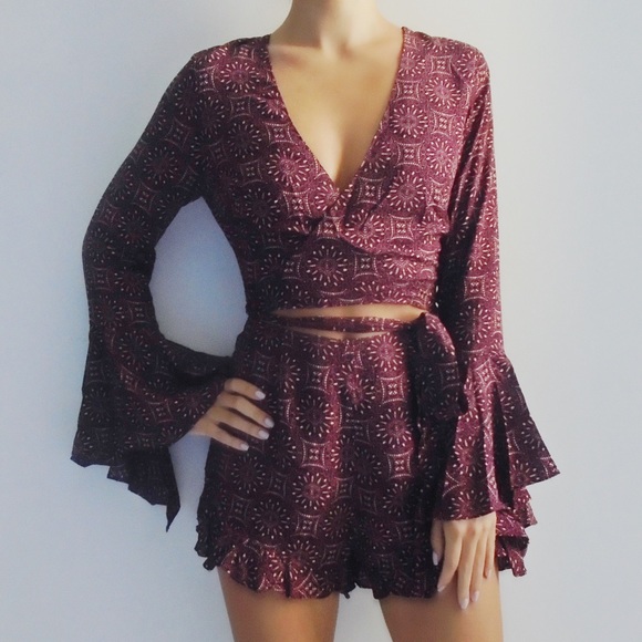 SOLD OUT ❌ Serena Bell Sleeve Romper - Picture 2 of 8